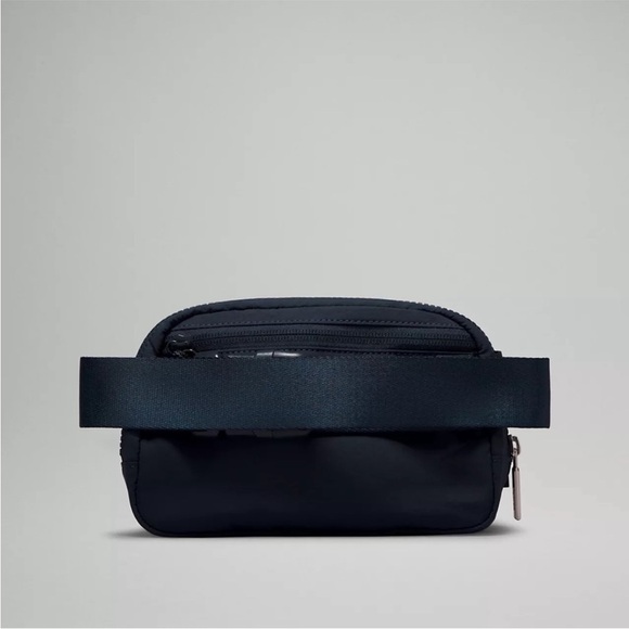 lululemon Everywhere Belt Bag in True Navy Blue with Silver Zipper New NWT - Picture 3 of 6